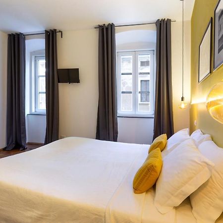 Tram Apartment For 4 Guests Trieste Bagian luar foto