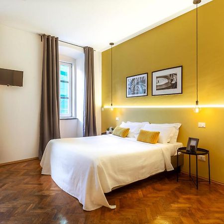 Tram Apartment For 4 Guests Trieste Bagian luar foto