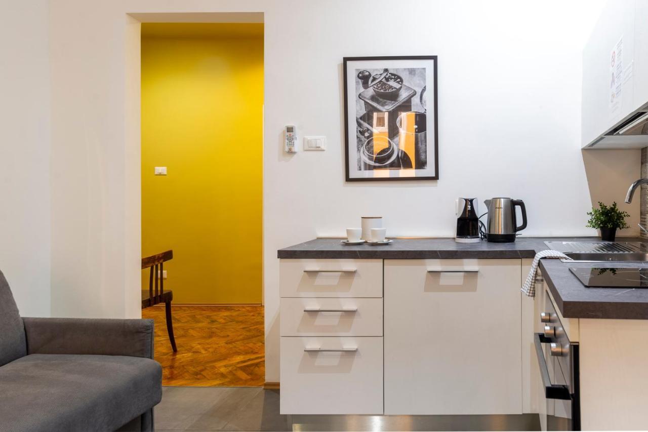 Tram Apartment For 4 Guests Trieste Bagian luar foto